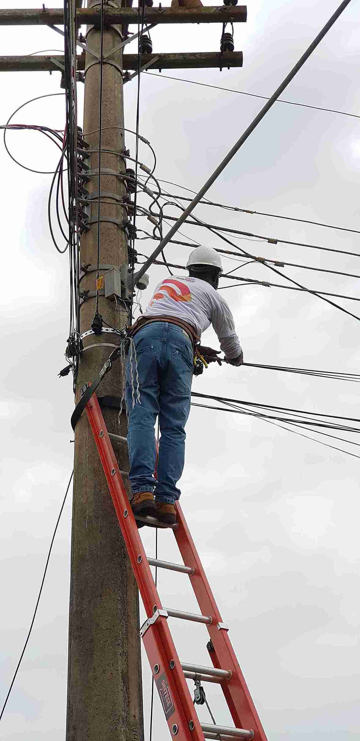 Equipe técnica Lepitel realizando fusão de fibra óptica