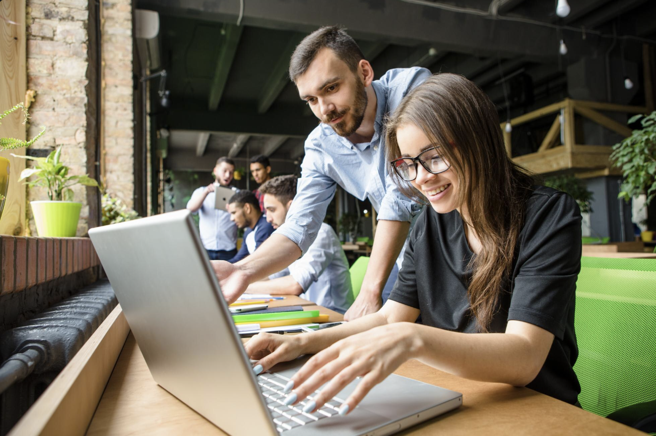 Equipe trabalhando com internet de alta velocidade Lepitel